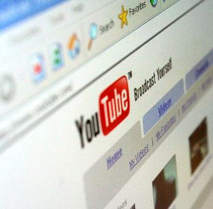 YouTube разпознава гласа от клиповете като и показва субтитри
