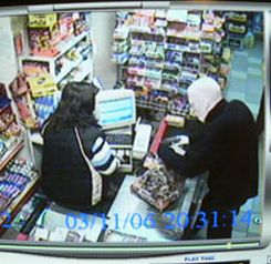Камерата в магазина е заснела обира