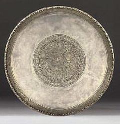 Средновековната сребърна чиния е част от голям сервиз