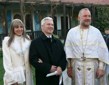 Отец Съръев венча младото семейство