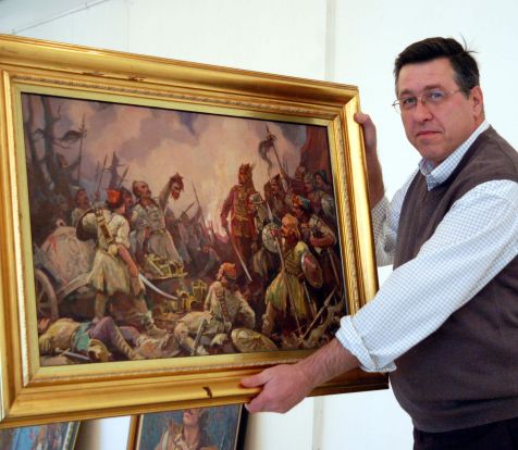 Собственикът на галерия  Ромфея  Бойко Ватев с картината  Крум взема главата на Никифор