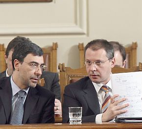 Премиерът Станишев и вицепремиерът Вълчев слушат дебатите в НС