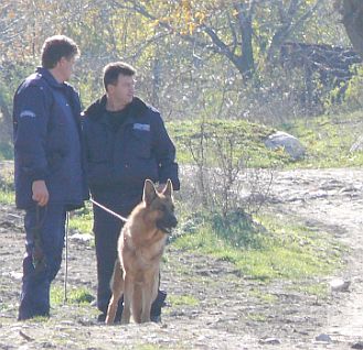 През целия уикенд полицаи търсиха улики в района на местопрестъплението