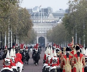 Лондон - кралицата отива в парламента за откриването на есенната му сесия