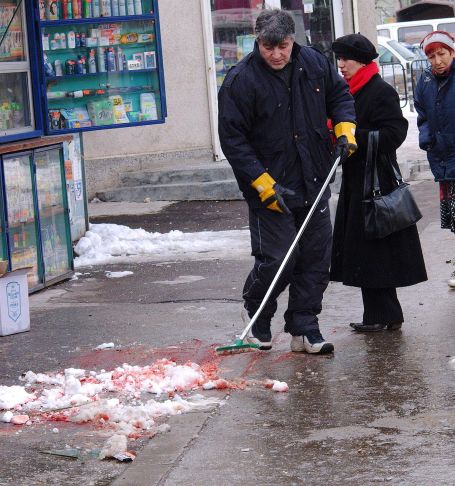 Мъж чисти тротоара от кръвта 2 часа след катастрофата