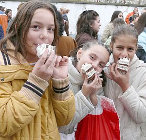 Масларова прекроява школските закуски в бутилка мляко