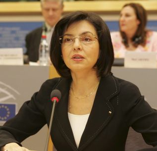 Меглена Кунева бе изпитвана 3 часа от евродепутатите