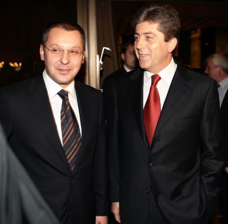 Плашат със смърт Първанов и Станишев