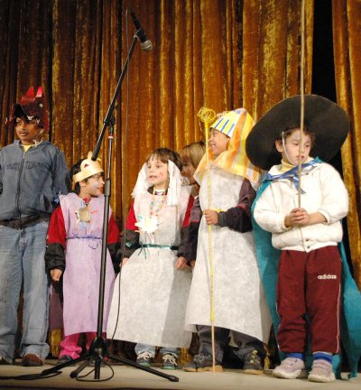 Деца от интернат на карнавално дефиле