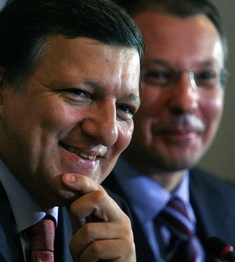 Председателят на ЕК Жозе Барозу вече предупреди, ще доверието към България е поставено на карта
