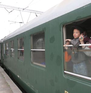 Пътниците от другите вагони са били превозени до гара Червен бряг