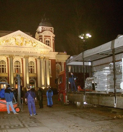 Гневни пируети за ледена пързалка пред Народния
