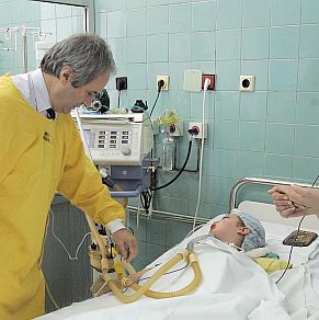 Министър Гайдарски посети Михаела след операцията