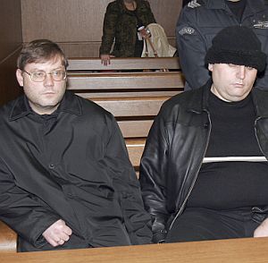 Двамата обвинени в съда