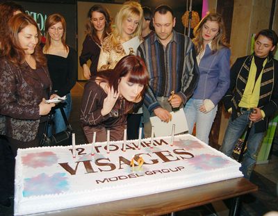 Жени Калканджиева духва свещите на тортата