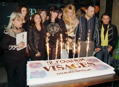 Екипът на Визаж пред тортата