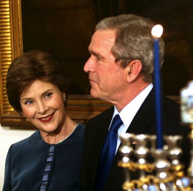 Заради височайшата визита на Джордж и Лора Буш столицата може да излезе в почивен ден