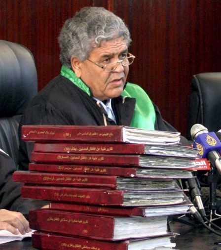 Председателят на съдебния състав Махмуд Хауейса произнася смъртните присъди
