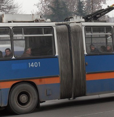 Хвърлен камък за малко не уби жена в тролей