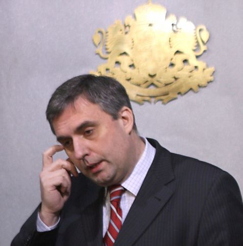 Ивайло Калфин показа жълт картон на Филчев за работата му като посланик