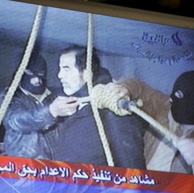 Кадри от екзекутирането на Саддам Хюсеин, показани по иракската телевизия