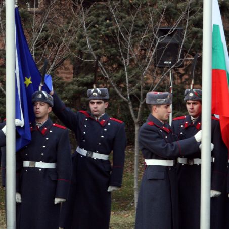 Знамената на България и ЕС - пред вечния огън