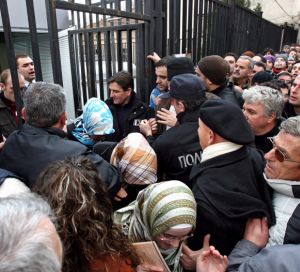 Българското посолство, обсадено от македонци, в Скопие на 4 януари