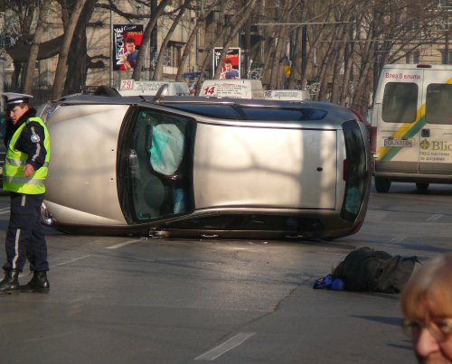 Кола удари пешеходец на бул. ”В. Левски”  и се обърна