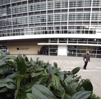 150 полицаи обискираха Еврокомисията за корупция