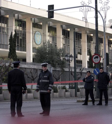 Гръцки полицаи окупираха сградата на американското посолство в Атина след взрива
