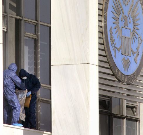 Следователи оглеждат мястото, където попадна ракетата, изстрелана по US-посолството в Атина