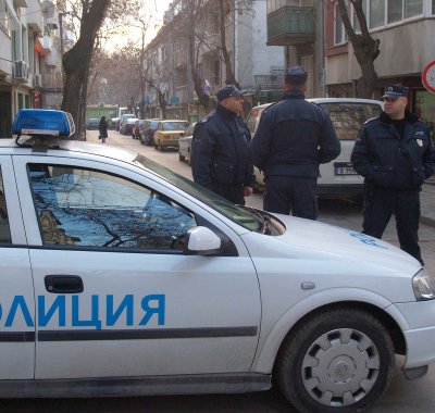 Полицията е отцепила района, където в неделя вечерта областният управител на Варна Петър Кандиларов бе нападнат