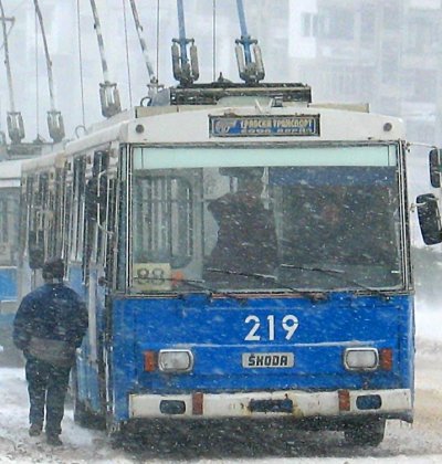Снегът блокира тролеите във Варна