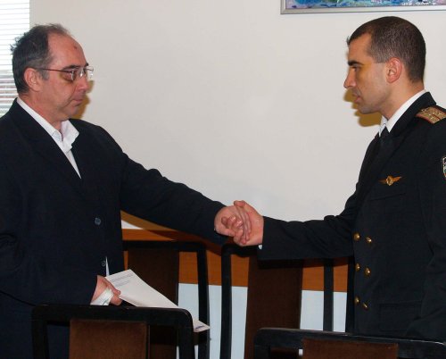 Помирителното ръкостискане след като флотският капитан Людмил Ангелов се извини на областния управител Петър Кандиларов за побоя