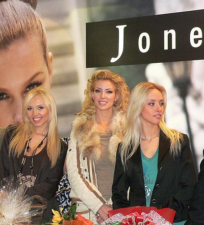 3 известни блондинки изнесоха модно шоу на витрина