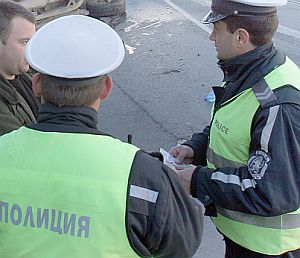 Пиян служител на ВКС размаха карта пред катаджии