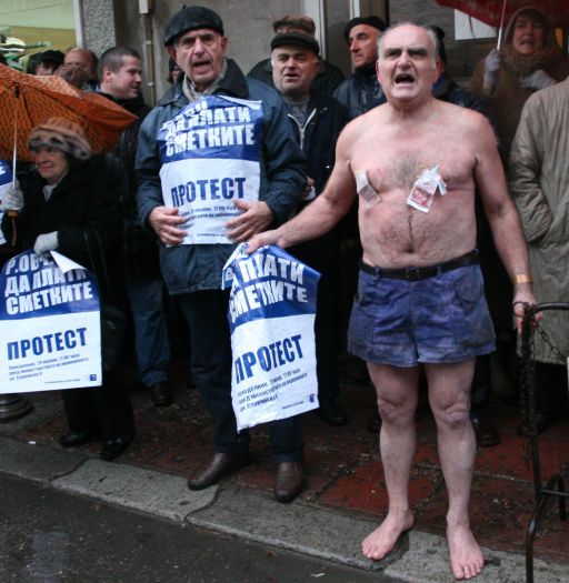 Ще се запомни ”голият” протестиращ пенсионер пред Министерството на икономиката и енергетиката срещу високите сметки за парно