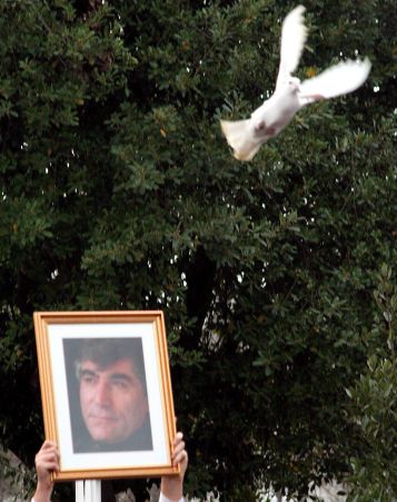 Бял гълъб кацна на ковчега на турския журналист от арменски произдо Хрант Динк, убит заради статити за геноцида