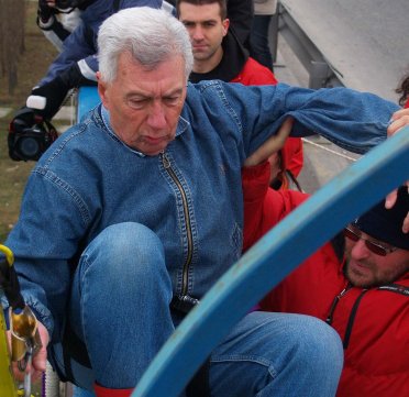 80-годишният Любен Недков пред полета от Аспаруховия мост