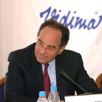 Фредерик Поузес, президент на Американ Стандарт, на визита в Севлиево