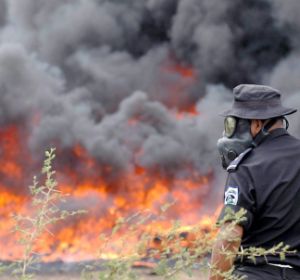 Никарагуански полицай наблюдава изгарянето на кокаин