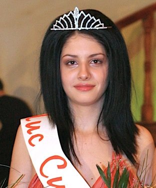 18-годишната Доростела Драганова стана Мис Силистра