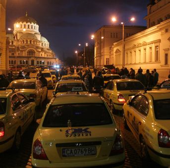Още в ранни зори таксиметровите шофьори блокираха пространството пред НС
