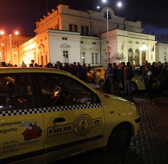 Стотици таксиметрови шофьори се събраха в ранни зори около НС след убийството на техен колега