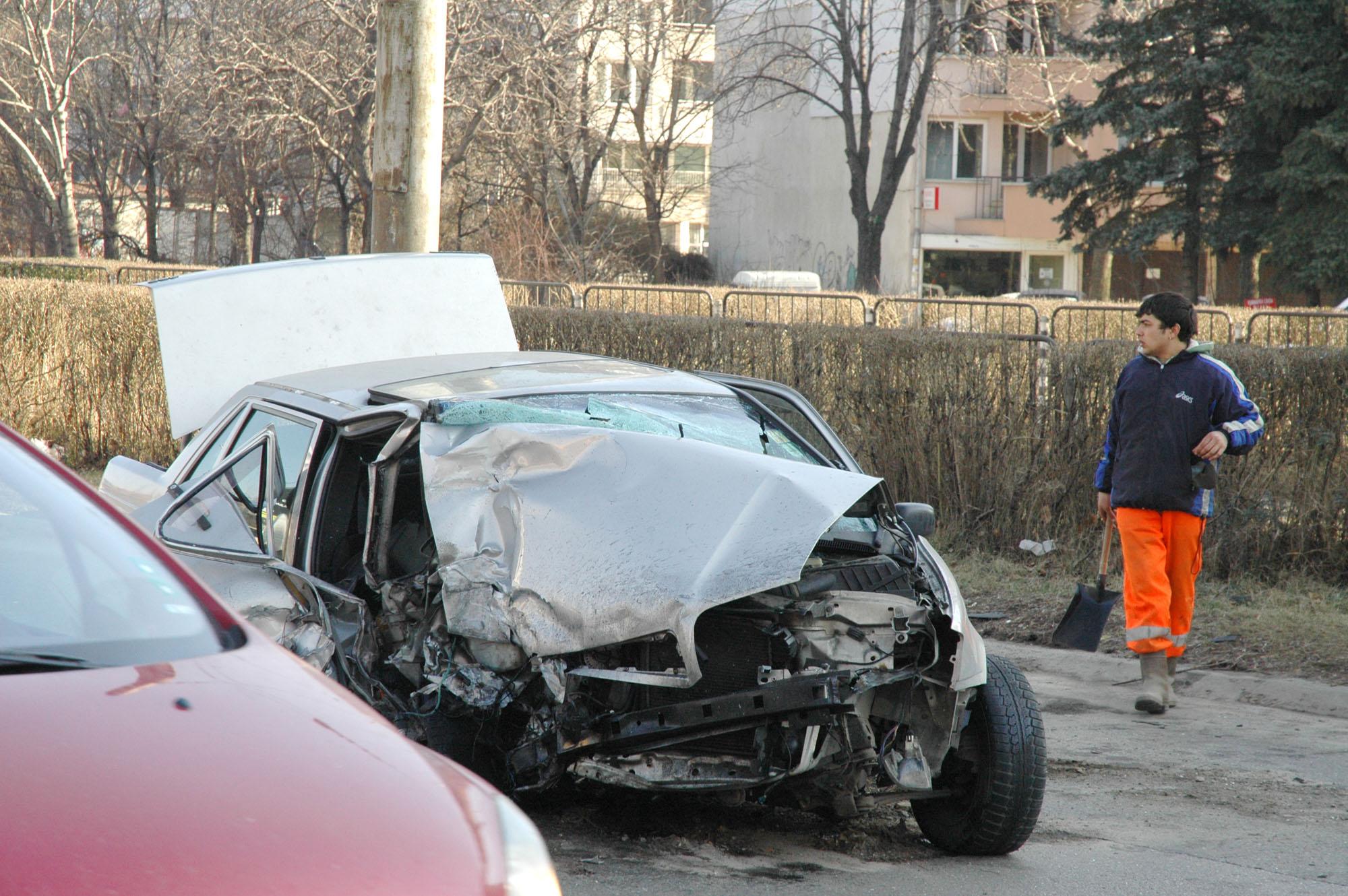 Шофьор оцеля по чудо на бул. България