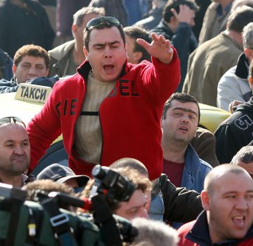 Таксиметрови шофьори на митинг