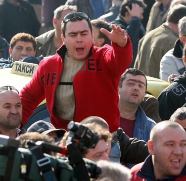 Таксиметрови шофьори скандират ”оставка” пред НС заради убит шофьор от фирма ОК