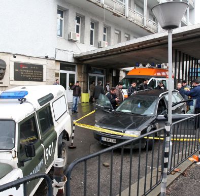 Обстрелваната кола на Христо Върбанов, паркирана пред  Пирогов