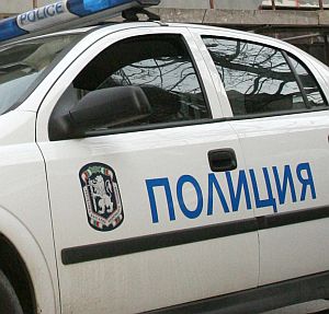 Бандит и близките му набиха двама полицаи