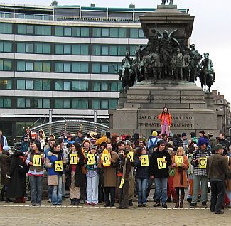 Шествието стпря за снимка срещу парламента